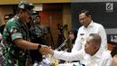 Panglima TNI Marsekal Hadi Tjahjanto (kiri) menyalami Menhan Ryamizard Ryacudu saat rapat kerja dengan Komisi I DPR di Kompleks Parlemen, Jakarta, Rabu (19/6/2019). Rapat juga membahas progres pencapaian MEF TNI Tahun 2014-2019 dan evaluasi pengamanan pasca Pemilu 2019. (Liputan6.com/JohanTallo)
