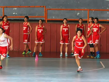 Pemain Timnas Basket Putri SEA Games menjalani tes fisik di Hall Basket Gelora Bung Karno, Senayan, Jakarta. Kamis (21/5). (Bola.com/Arief Bagus)