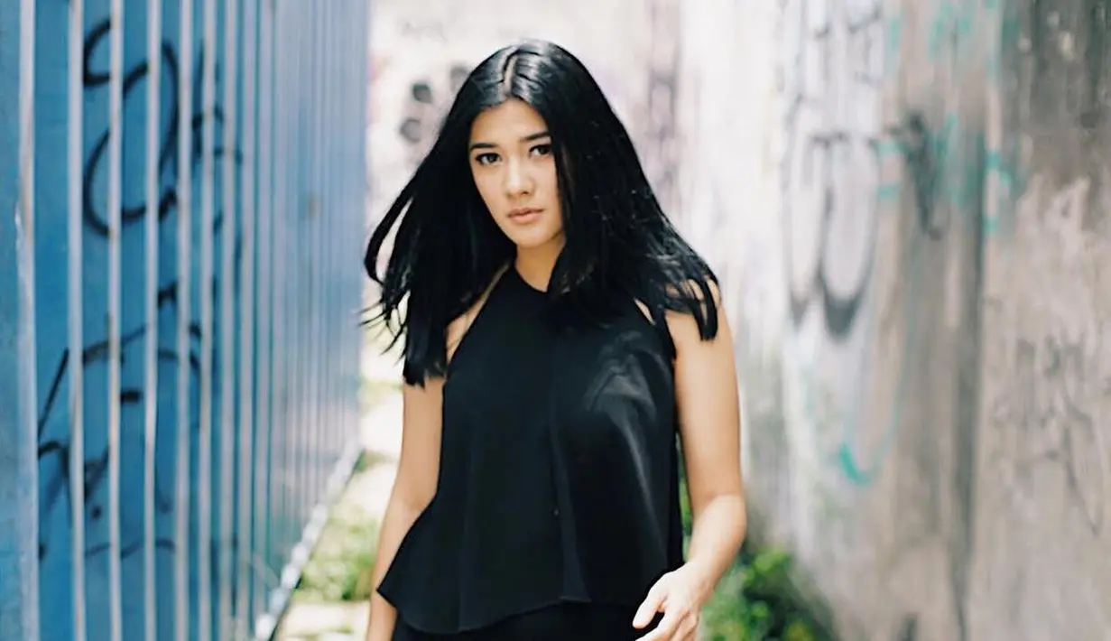Dengan style yang sederhana, Naysila terlihat begitu memesona walaupun tidak mengenakan pakaian yang glamor dan seksi. (Foto: instagram.com/naymirdad)