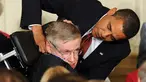Foto pada tanggal 12 Agustus 2009, Stephen Hawking menerima Presidential Medal of Freedom dari Presiden AS Barack Obama dalam sebuah upacara di East Room di Gedung Putih di Washington DC. (AFP Photo/Jewel Samad)