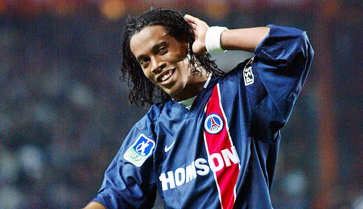 2. Ronaldinho – Mantan bintang Barcelona ini pernah bermain untuk PSG periode 2001-2003. Namun sayang legenda Brasil itu belum mampu memberikan trofi Liga Champions bagi klub ibu kota Prancis itu. (AFP/Jacques Demarthon)