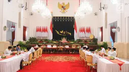 Presiden Joko Widodo atau Jokowi (tengah) memberi sambutan saat menerima pimpinan lembaga negara untuk buka puasa bersama di Istana Negara, Jakarta, Senin (6/5/2019). Jokowi sempat menyampaikan rencana pemindahan Ibu Kota di hadapan pimpinan lembaga negara. (Liputan6.com/Angga Yuniar)