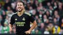 Pemain Real Madrid, Eden Hazard, melakukan selebrasi setelah mencetak gol ke gawang Celtic pada Laga Liga Champions, di Stadion Celtic Park, (6/9/2022). Mantan bintang Chelsea itu mendapat bayaran fantastis yang mencapai 2,25 juta euro per bulan. (AFP/Andy Buchanan)