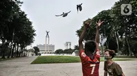 Anak-anak bermain burung dara di depan Lapangan Banteng, Jakarta, Kamis (15/9/2020). Lapangan Banteng dan hutan kota di Ibu Kota Kembali ditutup sementara saat penerapan pembatasan sosial berskala besar (PSBB) Jakarta guna menekan penyebaran Covid-19 di ruang publik. (merdeka.com/Iqbal Nugroho)