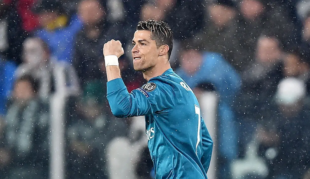 Pemain Real Madrid, Cristiano Ronaldo mencetak dua gol saat timnya menang telak atas tuan rumah Juventus pada laga leg pertama perempat final Liga Champions di Allianz stadium, Turin, (3/4/2018). Real Madrid menang 3-0.  (Alessandro Di Marco/ANSA via AP)