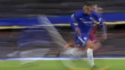 Gelandang Chelsea, Eden Hazard, berlari saat melawan Manchester City pada laga Premier League di Stadion Stamford Bridge, London, Sabtu (30/9/2017). Chelsea kalah 0-1 dari City. (AFP/Adrian Dennis)