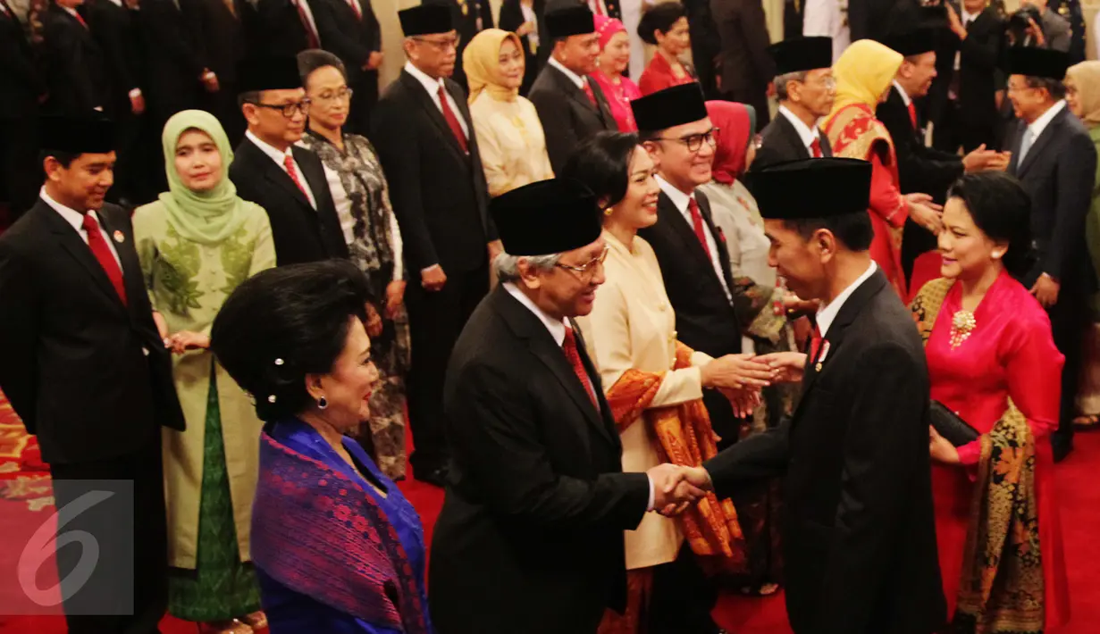 Presiden Joko Widodo memberikan selamat kepada Duta Besar RI baru usai dilantik di Istana Merdeka, Jakarta, Senin (13/3). Pelantikan para duta besar ini sesuai dengan SK Presiden RI No 32 P Tahun 2016 dan No 35 P Tahun 2017. (Liputan6.com/Angga Yuniar)