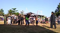 Dua pria bertarung adu pukul rotan dalam tradisi Ujungan, ritual minta hujan masyarakat Banjarnegara. (Liputan6.com/Yusmanto/Muhamad Ridlo)
