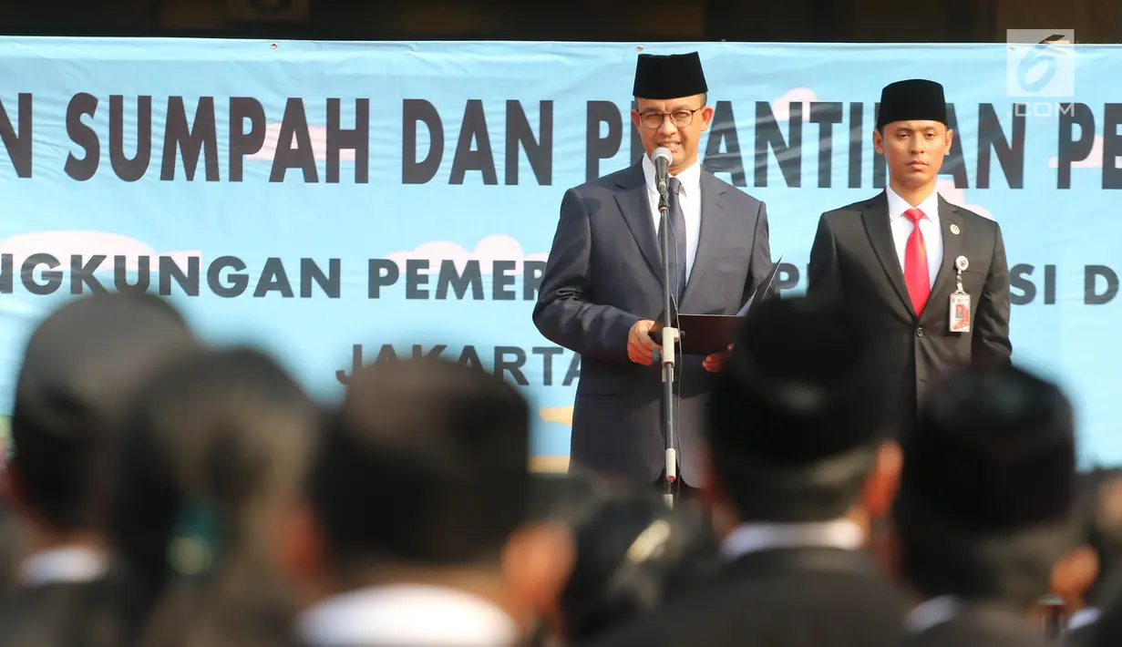 Gubernur DKI Jakarta Anies Baswedan memberi sambutan saat melantik pejabat fungsional di halaman Balai Kota Jakarta DKI, Senin (4/6). Sebanyak 916 pejabat fungsional yang dilantik terdiri dari berbagai jenis pengangkatan. (Liputan6.com/Arya Manggala)