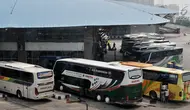Deretan bus antarkota antarprovinsi (AKAP) untuk pemudik berjejer di Terminal Pulo Gebang, Jakarta, Minggu (3/6). Para penumpang mengaku sengaja lebih awal mudik ke kampung halaman. (Merdeka.com/Iqbal Nugroho)