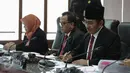 Ketua DKPP Jimly Asshidiqie (kanan) memimpin sidang agenda pembacaan sembilan putusan di Jakarta, Jumat (7/4). Salah satunya, putusan sidang kode etik Ketua KPU DKI, Sumarno, dan Ketua Bawaslu DKI, Mimah Susanti. (Liputan6.com/Faizal Fanani)