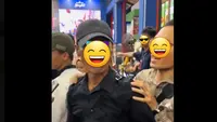 Video viral, seorang pria dan wanita berpakaian serba hitam dituding sebagai copet di PRJ Kemayoran. Diduga dari tangan pria tersebut ditemukan sejumlah HP hilang milik pengunjung PRJ lainnya. (Foto: Screenshot video viral di medsos).