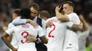 Pelatih Inggris, Gareth Southgate, berusaha menenangkan pemain nya usai ditaklukkan Kroasia pada laga semifinal Piala Dunia di Stadion Luzhniki, Rabu (11/7/2018). Kroasia menang 2-1 atas Inggris. (AP/Francisco Seco)