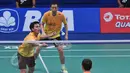 Salah satu aksi Ahsan (kiri) saat berlaga di semifinal Indonesia Open Superseries Premier 2015, Jakarta, Sabtu (6/6/2015). Pasangan Hendra/Ahsan takluk atas Fu Haifeng/Zhang Nan 20-22, 21-18 dan 15-21 asal Tiongkok. (Liputan6.com/Herman Zakharia)