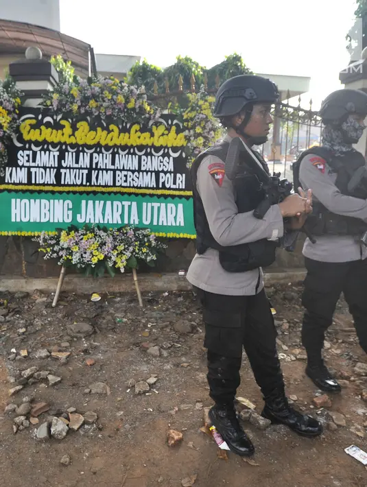 Dua Polisi Brimob berjaga di depan karangan bunga pasca kerusuhan napi teroris di Rutan Cabang Salemba Mako Brimob Kelapa Dua, Depok Kamis (10/5). (Merdeka.com/Arie Basuki)