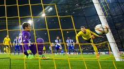 Pemain Borussia Dortmund, Lukasz Piszczek, saat mencetak gol pertama ke gawang Porto dalam laga leg pertama 32 besar Liga Europa di Stadion Signal Iduna Park, Dortmund, Jumat (19/2/2016) dini hari WIB, (AFP/DPA/Guido Kirchner)