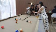 Ruang dirancang bukan hanya untuk bermain, tetapi juga sebagai tempat berkumpul dan berinteraksi bersama keluarga. Tampak dalam foto, pengunjung menikmati permainan biliar di Gowada Billiard, di Jalan Thamrin Boulevard Pantai Indah Kapuk 2 (PIK 2), Kabupaten Tangerang, Banten, pada Rabu (11/2/2026). (Kapanlagi.com/Budy Santoso)