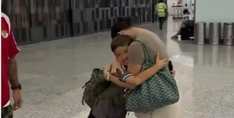 Irfan dan Jennifer Bachdim antar Kenji ke bandara, kembali ke Belanda sendirian. [Foto: Instgram/jenniferbachdim]