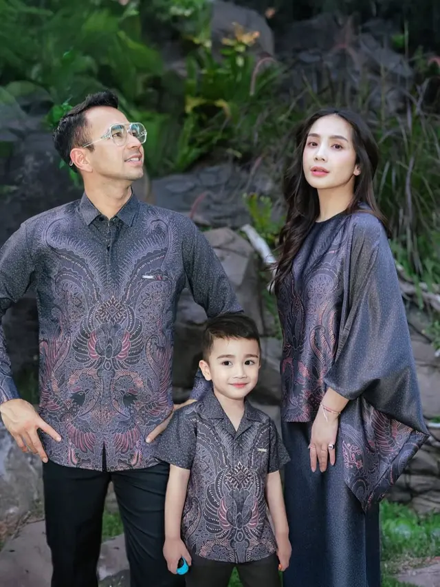 5 Potret Raffi Ahmad dan Nagita Slavina Gandeng Rayyanza Promosikan Brand Batik  (credit:instagram.com/raffinagita1717).