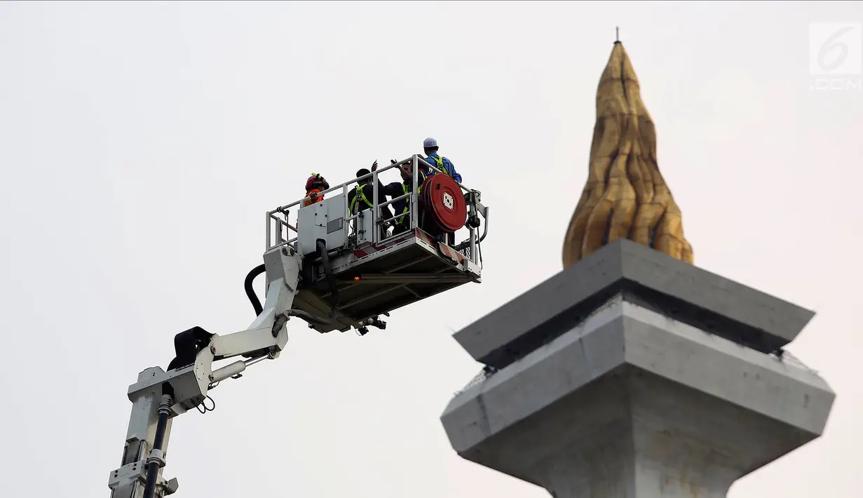 Pengunjung menaiki Bronto Skylift yang disediakan petugas pemadam kebakaran di Monas, Jakarta, Minggu (23/11). Bronto Skylift merupakan fasilitas yang disediakan Pemprov DKI Jakarta untuk melihat Monas dari dekat. (Liputan6.com/JohanTallo)