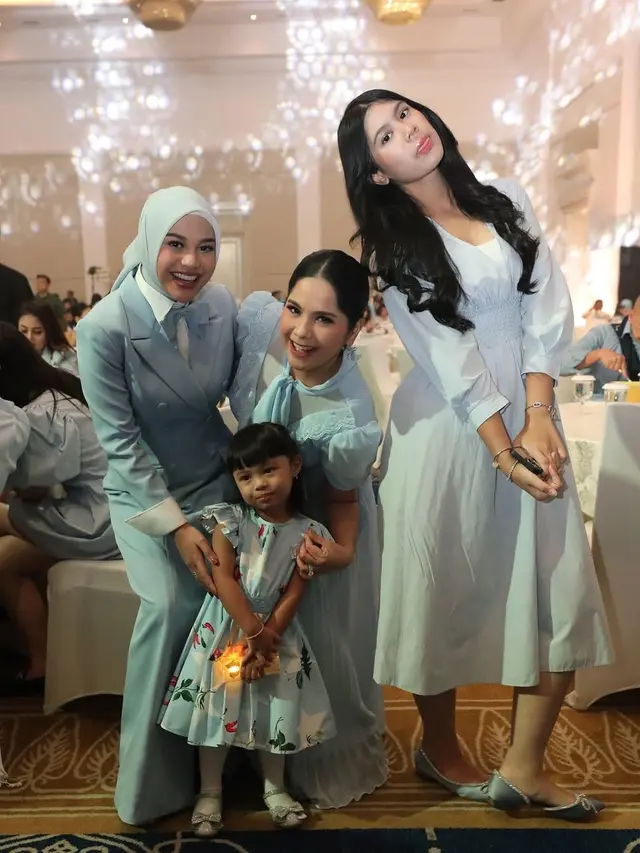6 Gaya Kembar Annisa Pohan dan Almira Yudhoyono di Acara Peluncuran Skincare Ashanty, Elegansi dalam Balutan Baby Blue