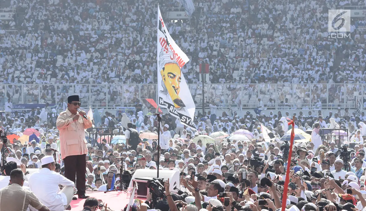 Calon Presiden nomor urut 02 Prabowo Subianto menyampaikan orasi politiknya dalam kampanye akbar Prabowo-Sandi di Stadion Utama Gelora Bung Karno (SUGBK), Jakarta, Minggu (7/4). Sejumlah tokoh nasional pendukung Prabowo - Sandiaga pun turut hadir. (Liputan6.com/Herman Zakharia)