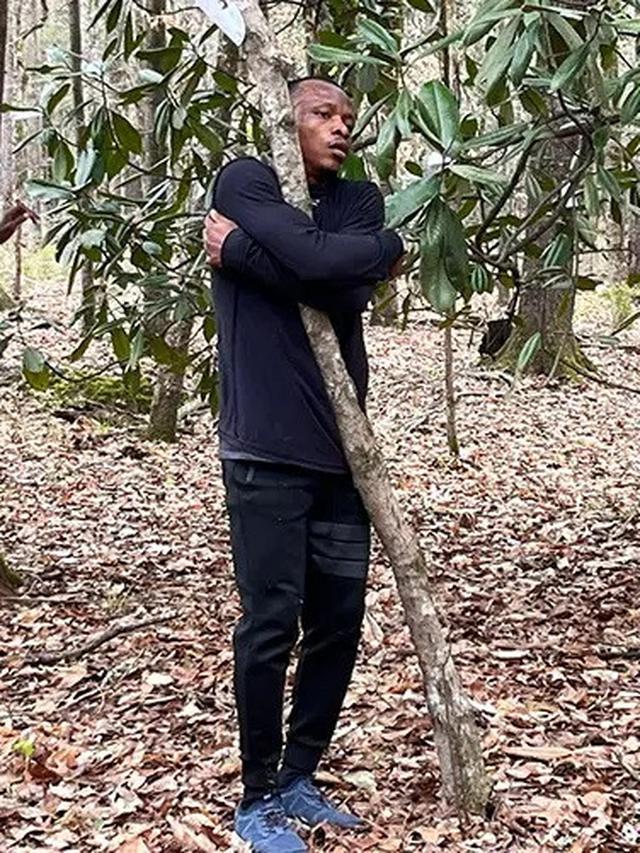 Pria Pria Peluk Ribuan Pohon dalam Sejam