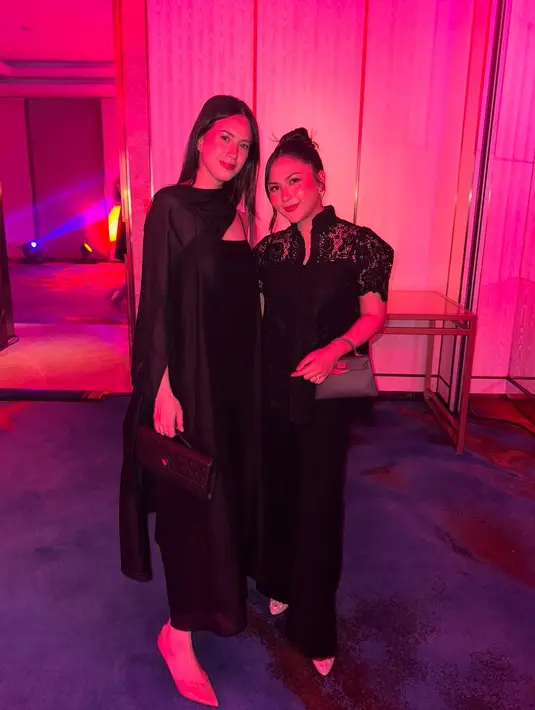 Lengkapi busana kondangannya, Jessica Mila jinjing tas Hermes Mini Kelly dengan warna lebih terang [@jscmila]