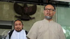 Mantan Wakil Ketua KPK, Bambang Widjojanto berjalan keluar meninggalkan Gedung KPK, Jakarta, Jumat (4/3). Kehadiran BW ke KPK buntut dari kebijakan Kejaksaan Agung yang menutup atau mengesampingkan kasus hukum yang menimpanya. (Liputan6.com/Helmi Afandi)