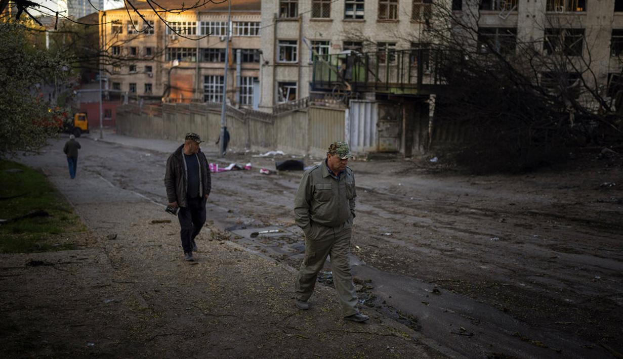 <p>Orang-orang berjalan melewati lokasi ledakan di Kiev, Ukraina, Jumat (29/4/2022). Rusia menyerang Kiev tak lama setelah pertemuan antara Presiden Ukraina Volodymyr Zelenskyy dan Sekretaris Jenderal PBB António Guterres pada Kamis malam. (AP Photo/Emilio Morenatti)</p>