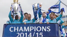Chelsea sukses meraih gelar juara Premier League kelimanya pada musim 2014/2015. Tim asuhan Jose Mourinho berhasil unggul delapan angka dari Manchester City diperingkat kedua. (AFP/Justin Tallis)