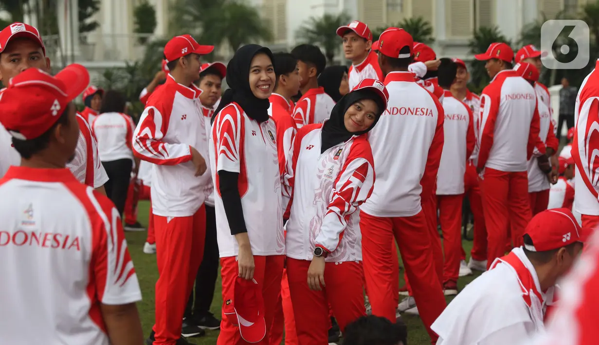 Sejumlah atlet perempuan berpose saat pelepasan Kontingen Indonesia untuk SEA Games 2019 Filipina di Istana Bogor, Jawa Barat, Rabu (27/11/2019). Sebanyak 841 atlet Indonesia akan berlaga di 52 cabang olahraga pada ajang multievent olahraga terbesar se-Asia Tenggara. (Liputan6.com/Angga Yuniar)