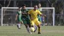 Gelandang Vamos Indonesia, Iqbal, berusaha melewati pemain PS Tira Persikabo U-18 pada pertandingan persahabatan di Lapangan A GBK, Jakarta, Rabu (29/5). Kedua klub bermain imbang 1-1. (Bola.com/Yoppy Renato)