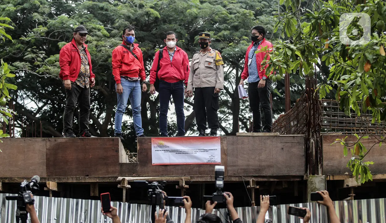 Penyidik Bareskrim Polri menyegel rumah yang diduga milik Indra Kesuma atau Indra Kenz di Cluster Narada Sutera Alam Sutera, Serpong Utara, Tangerang Selatan, Jumat (18/3/2022). Bareskrim Polri terus mengejar aliran dana Indra Kenz dalam kasus investasi bodong dan penipuan. (Liputan6.com/JohanTallo)