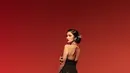 Ochi kenakan backless dress hitam dengan siluet mermaid dari Batik berwarna merah dari Eko Tjandra [@riomotret]