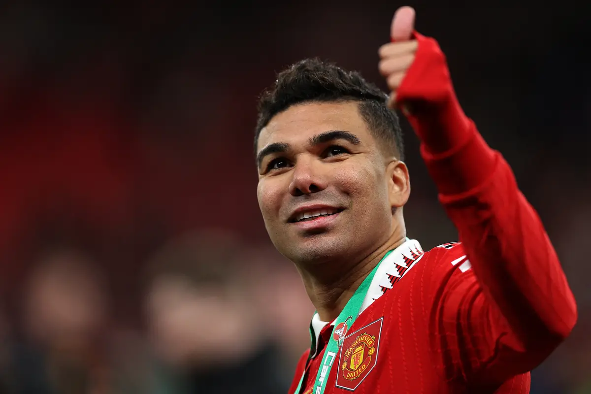 Senyum Casemiro Beri Trofi Carabao Cup 2022/2023 untuk Manchester United
