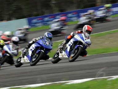 Pembalap Indonesia berjaya di ajang Yamaha ASEAN Cup Race (YACR) yang dihelat di Sirkuit Sentul, Bogor (7/12/2014). (Liputan6.com/Helmi Fithriansyah)