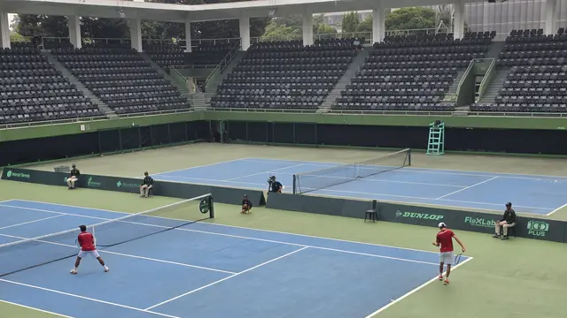 Ganda putra Indonesia Rafalentino Ali Da Costa dan Ethan Zapp berjuang melawan Rumania di Piala Davis 2026 di Jakarta
