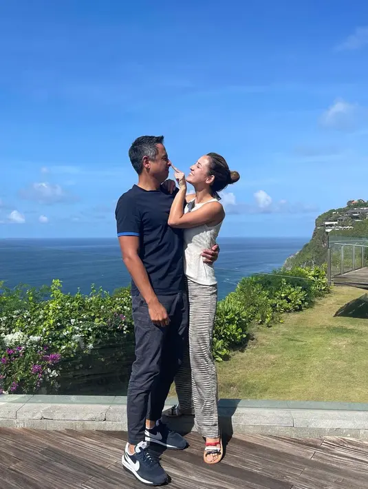 Kerap unggah momen mesra dan romantis seperti ini, tak ayal pasangan yang satu ini selalu sukses bikin warganet baper. Banyak warganet yang mendoakan rumah tangga Julie Estelle dan suami langgeng hingga maut memisahkan.(Liputan6.com/IG/@julstelle)