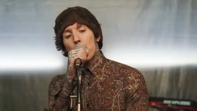 Heboh, Vokalis Bring Me The Horizon Pakai Batik di Video Terbaru