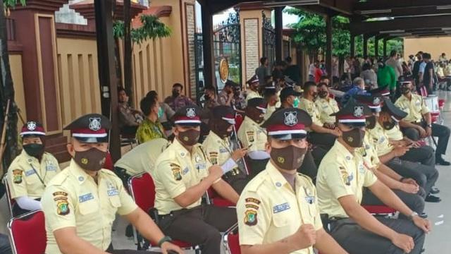 5 Potret Seragam Baru Satpam yang Diresmikan Hari Ini, Tampil dengan Warna Krem