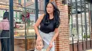 Momen kebersamaan Kenkulus bersama ibunya ini sukses curi perhatian. Kenkulus yang cerdas ini terlihat lucu saat kepalanya dipegang oleh sang ibu. Foto ini pun berhasil menuai atensi publik. (Liputan6.com/IG/imchika)