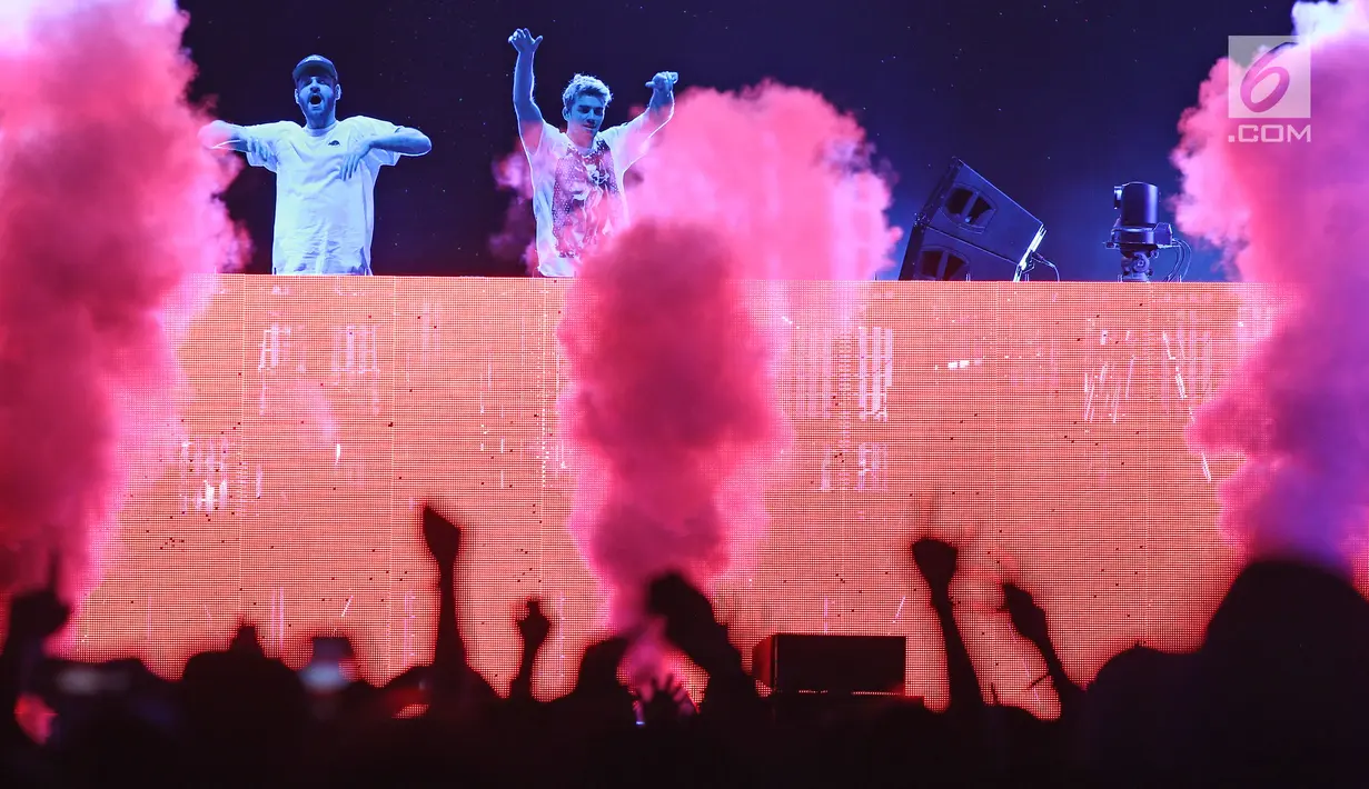 Duo DJ asal Amerika, Alex Pall dan Andrew Taggart tampil pada "The Chainsmokers Live in Concert" di JIExpo, Kemayoran, Jakarta, Jumat (30/3). Duo DJ asal Amerika tampil hibur penonton ajak berjoget pukul 22.00 WIB. (Liputan6.com/Herman Zakharia)