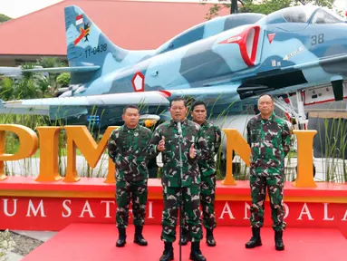 Panglima TNI Laksamana Yudo Margono (depan) didampingi KSAD Jenderal TNI Dudung Abdurachman, KSAL Laksamana Muhammad Ali, dan KSAU Marsekal TNI Fadjar Prasetyo menyampaikan sambutan pada Rapat Pimpinan TNI Tahun 2023 di Museum Satria Mandala, Jakarta, Kamis (9/2/2023). Dalam rapat tersebut Panglima TNI menyampaikan program prioritas TNI tahun 2023 serta memberikan penghargaan kepada para prajurit berprestasi. (Liputan6.com/Herman Zakharia)