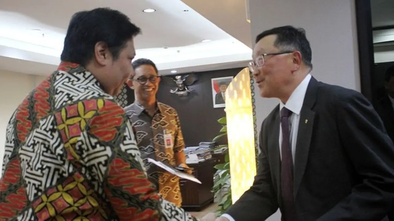 Menteri Perindustrian Airlangga Hartarto bertemu dengan Executive Chairman & CEO Blackberry John Chen di Kementerian Perindustrian, Rabu (9/8/2017). (Foto: Humas Kemenperin)