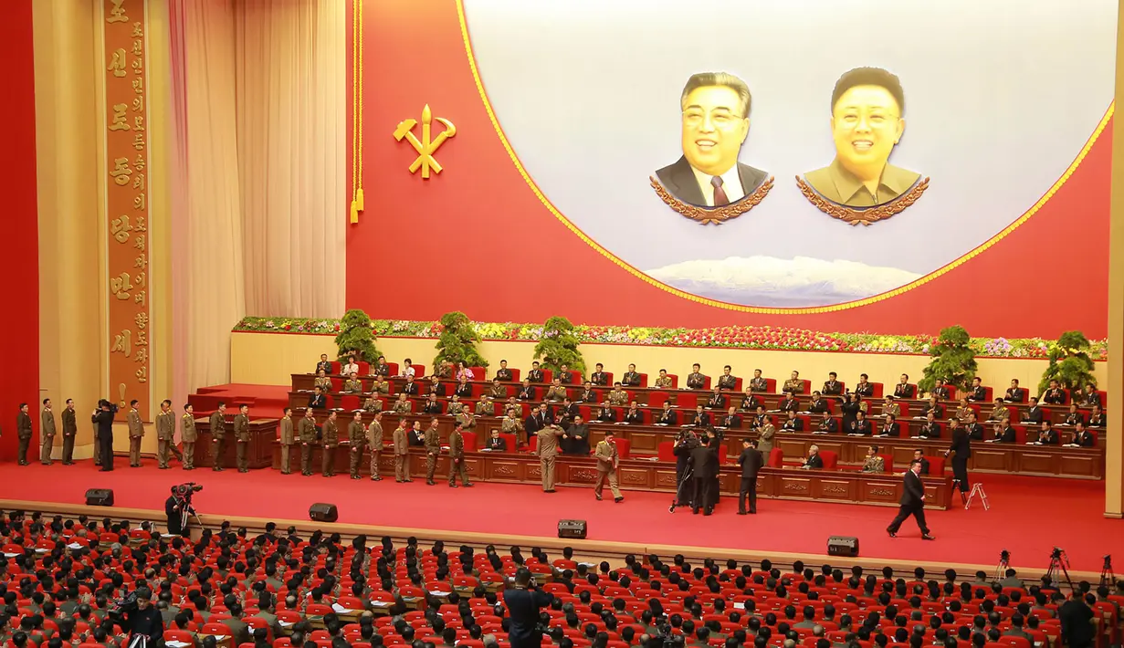 Suasana saat pemimpin Korea Utara Kim Jong-un memberi penghargaan kepada para ilmuwan di bidang pertahanan nasional Korea Utara di Pyongyang (12/12). Sebelumnya, rudal balistik Hwasong-15 diluncurkan Korut pada 29 November 2017. (AFP Photo/KCNA VIA KNS)