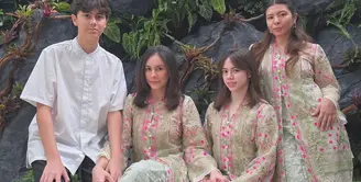 Di Lebaran ke-2, Wulan Guritno kompak dengan kedua putrinya mengenakan atasan siluet kebaya berbordir warna hijau pink dipadukan rok lace warna hijau. [@wulanguritno]
