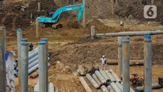 Aktivitas pekerja proyek pembangunan Pasar Senen Blok I dan II di kawasan Pasar Senen, Jakarta Pusat, Rabu (11/3/2020). Pasar Senen Blok I dan II yang menempati lahan seluas 69.600 meter persegi tersebut dibangun kembali setelah kebakaran pada 2017.  (Liputan6.com/Faizal Fanani)