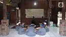 Santri bertadarus Al-qur’an dengan metode isyarat Arabic Sign Language (ASL) di Pondok Pesantren Tunarungu Jamhariyah, Dusun Grogolan, Sleman, Yogyakarta, Senin (28/3/2022). Pondok pesantren tersebut mengkhususkan membina anak-anak penyandang tunarungu. (merdeka.com/Iqbal S Nugroho)