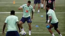 Gelandang Brasil Paulinho, tengah, mengontrol bola saat sesi latihan menjelang ajang kualifikasi Piala Dunia 2026, di Teresopolis, Brasil, Senin, 20 November 2023. (AP Photo/Bruna Prado)